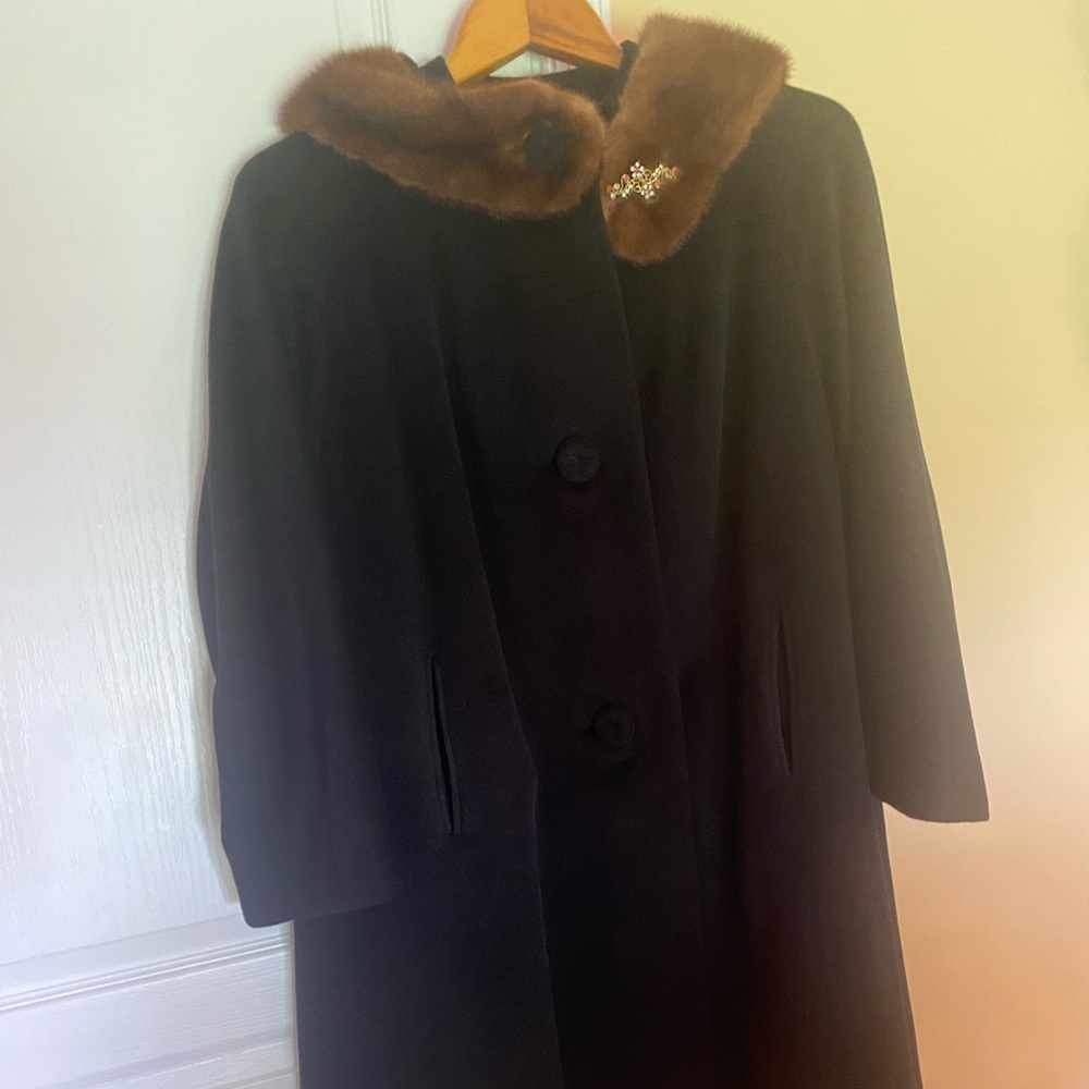 Elegant Black cashmere Coat with Brown Fur Collar